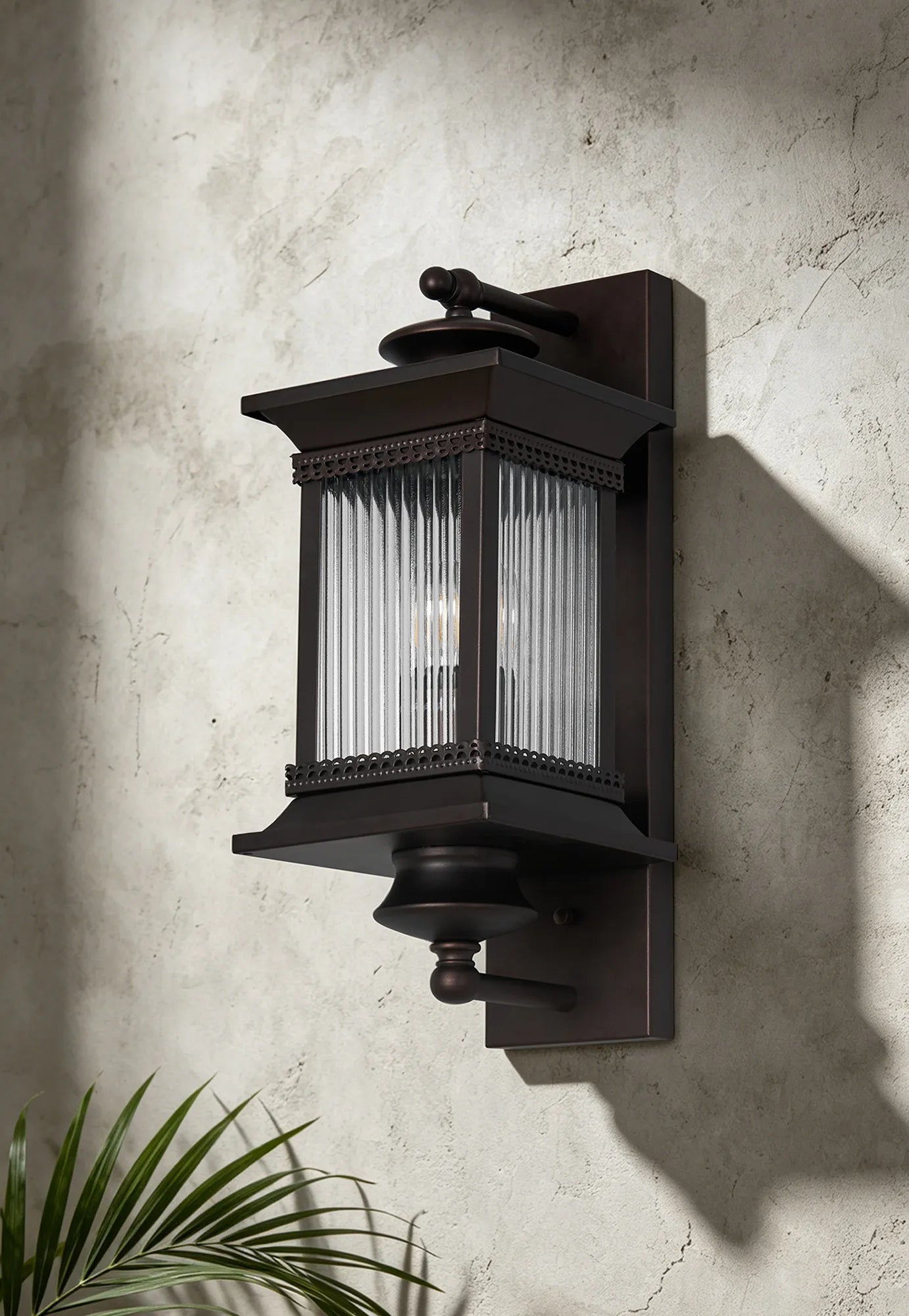 Fuller Traditional Wall Lamp, 1 x E27, IP54, Oil Rubbed Brass (Bronze) /Lined Glass